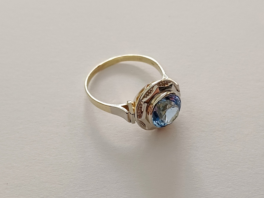 dámský zlatý prsten se safírem, ryzost Au 585/1000, 14 kt, 3,10 g, I.ČSR, lvíček