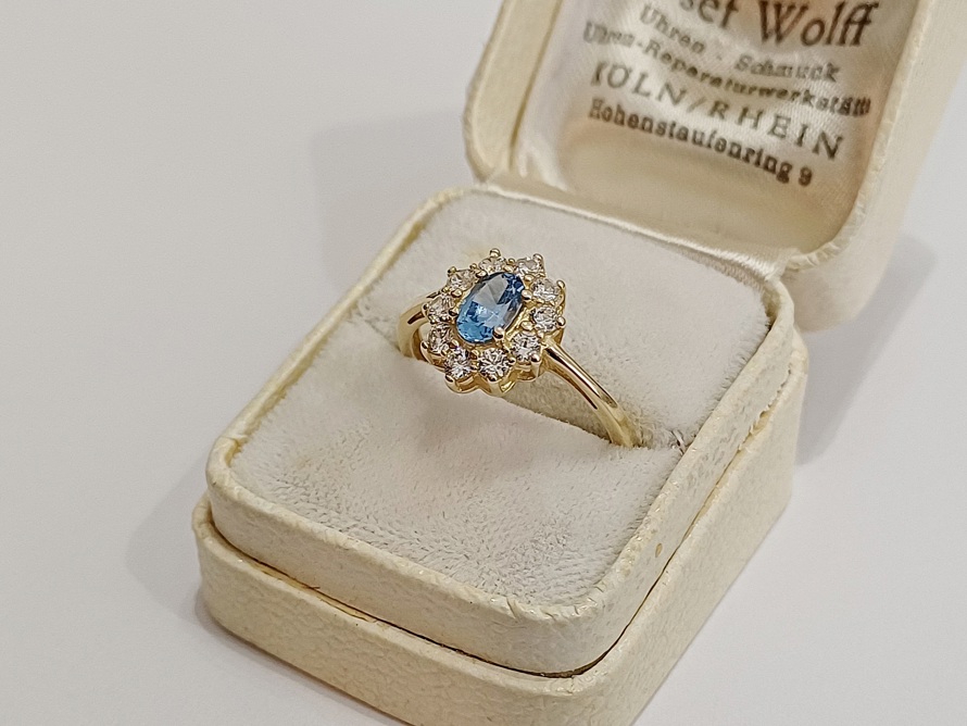 zlatý prsten se safírem a leukosafíry, Au 585/1000, 14 kt