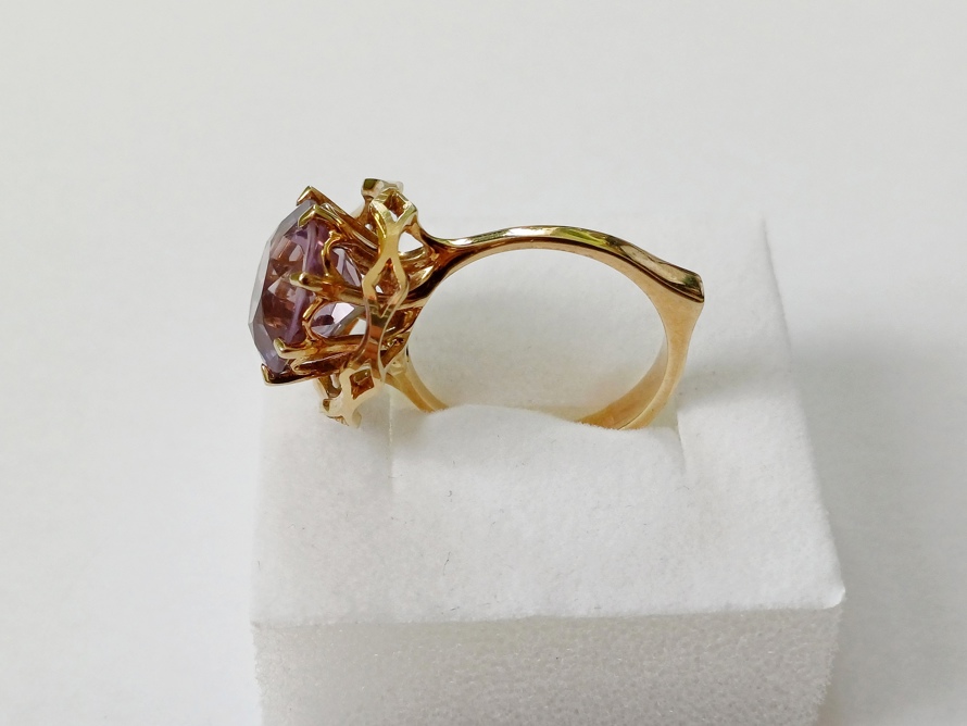 Designový dámský zlatý prsten s ametystem, ryzost Au 585/1000, 14 kt, 6,78 g