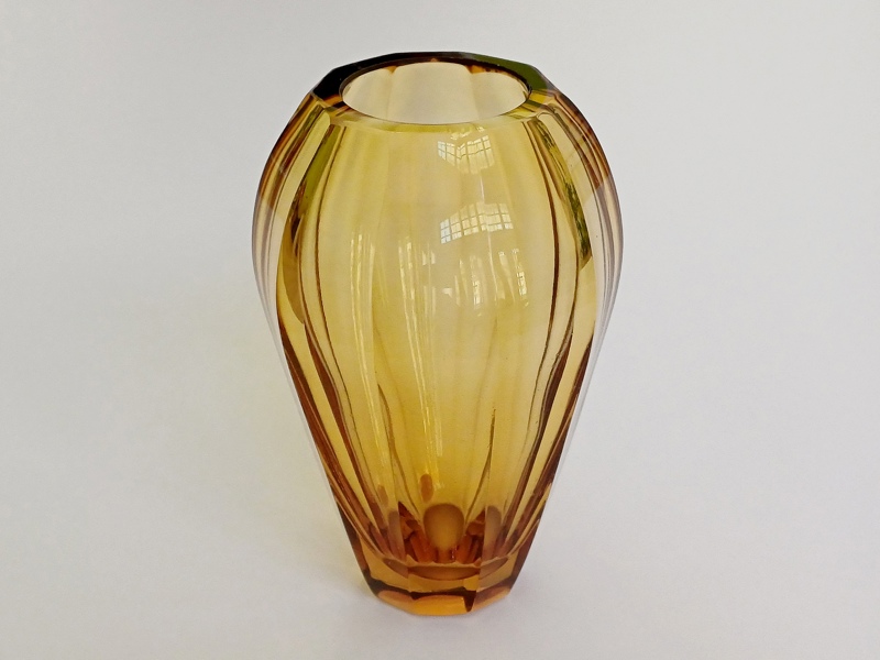 hranovaná váza Moser Diva 14,5 cm, topas, Art Deco