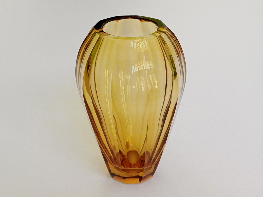hranovaná váza Moser Diva 14,5 cm, topas, Art Deco