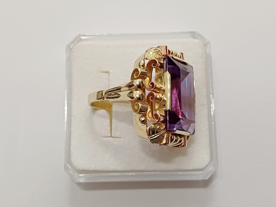 dámský zlatý prsten, safír, ryzost Au 585/1000, 14kt, 9,90 g, I.ČSR, lvíček