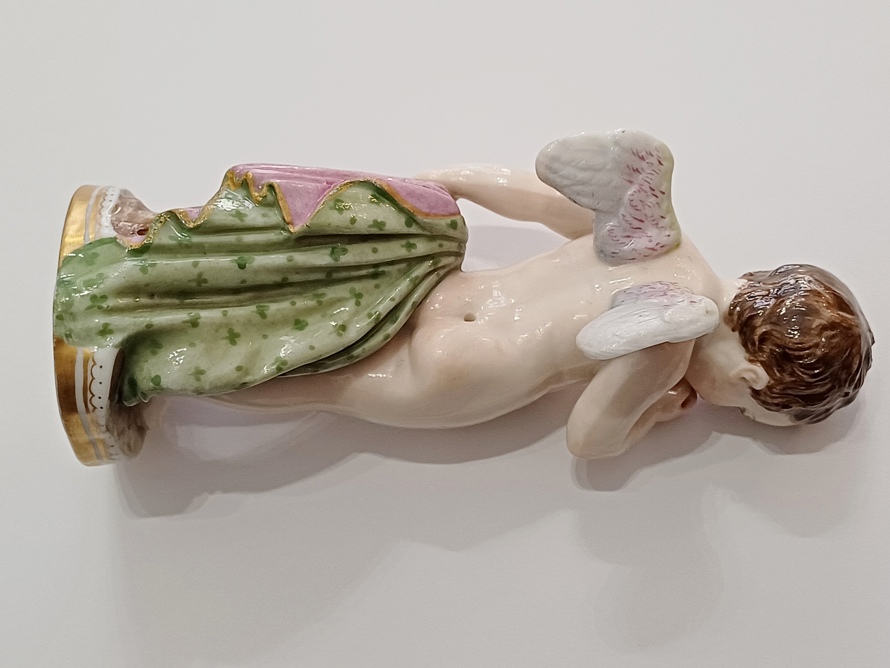Anděl s jablkem, Nymphenburg Bavaria, styl Míšeň, 19. století
