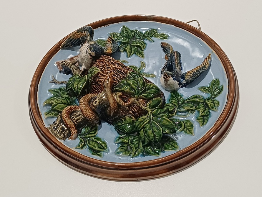 keramický závěsný talíř s reliéfem - ptáci, 32 cm, B. Bloch Eichwald