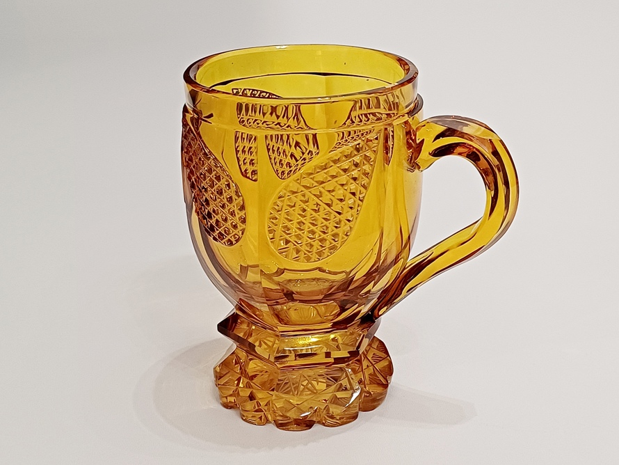 pohár s uchem, topas, styl Biedermeier, 19. století