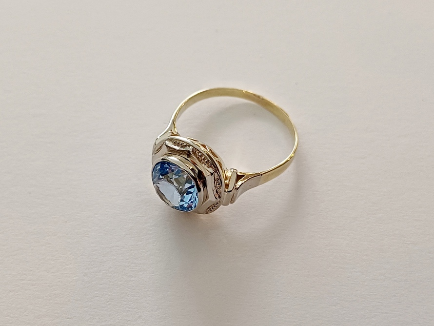 dámský zlatý prsten se safírem, ryzost Au 585/1000, 14 kt, 3,10 g, I.ČSR, lvíček