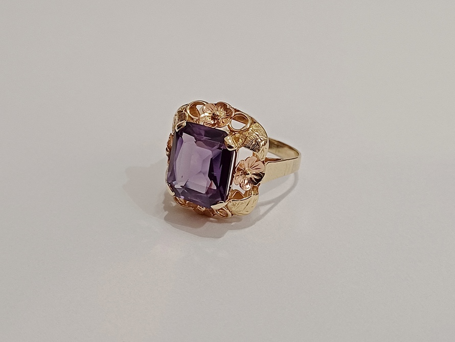 zlatý prsten s fialovým safírem, Au 585/1000, 14 kt, 40. léta, SK