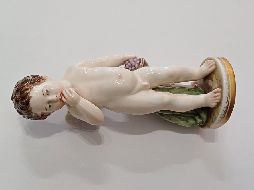 Anděl s jablkem, Nymphenburg Bavaria, styl Míšeň, 19. století