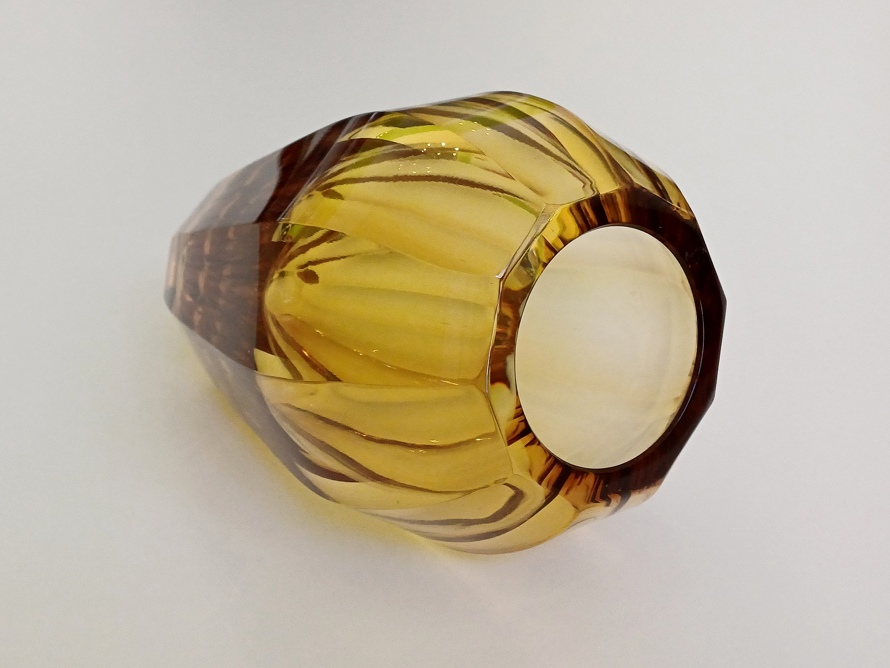 hranovaná váza Moser Diva 14,5 cm, topas, Art Deco