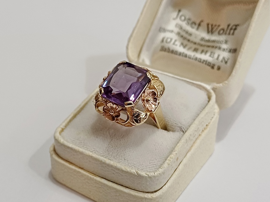 zlatý prsten s fialovým safírem, Au 585/1000, 14 kt, 40. léta, SK